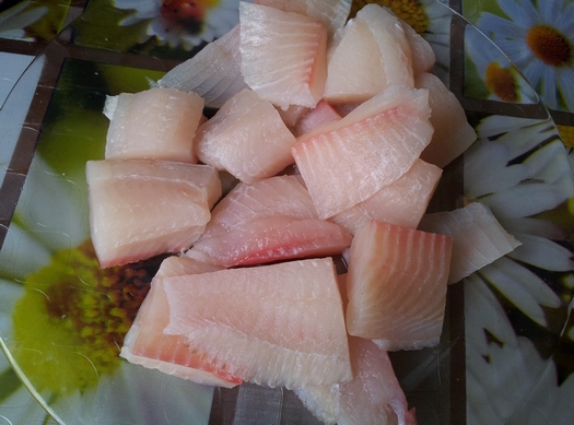 Рыба, запеченная в духовке под сыром - режем рыбу на кусочки