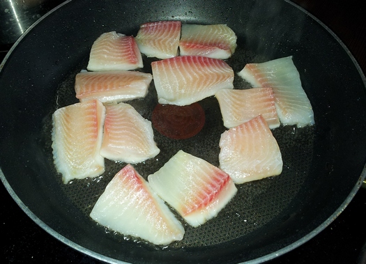Рыба, запеченная в духовке под сыром - выкладываем на сковороду