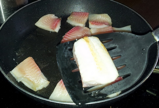 Рыба, запеченная в духовке под сыром - слегка обжариваем