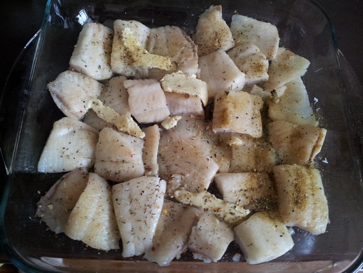 Рыба, запеченная в духовке под сыром - солим, перчим, приправляем